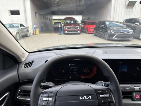 Used 2025 Kia K4 FWD image 33