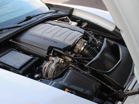 Used 2019 Chevrolet Corvette Stingray Coupe w/ 1LT RWD image 13