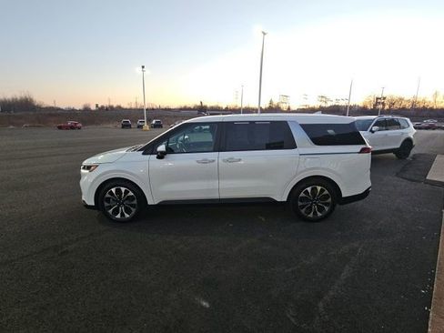 Used 2023 Kia Carnival EX image 5