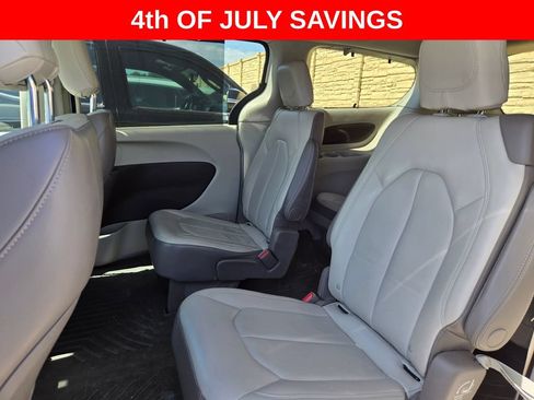 Used 2017 Chrysler Pacifica Touring-L w/ Tire & Wheel Group FWD image 7
