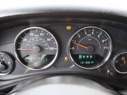 Used 2015 Jeep Wrangler Unlimited Sahara image 32