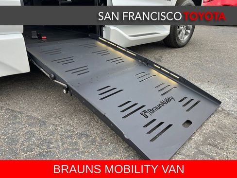 Used 2025 Toyota Sienna XLE image 5