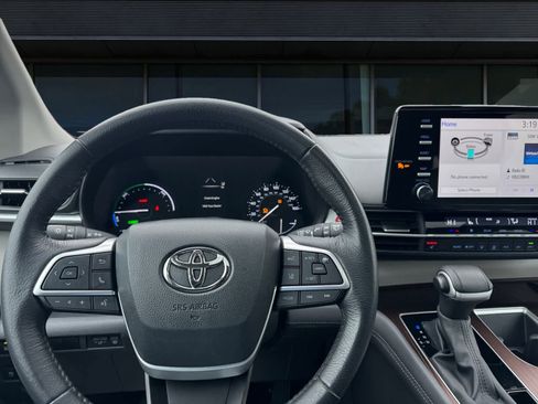 Used 2024 Toyota Sienna XLE image 4