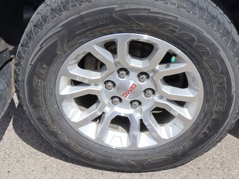 Used 2018 GMC Yukon SLT w/ Open Road Package AWD/4WD image 17