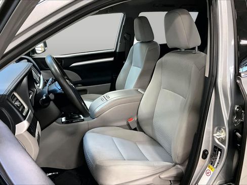 Used 2019 Toyota Highlander LE AWD/4WD image 9