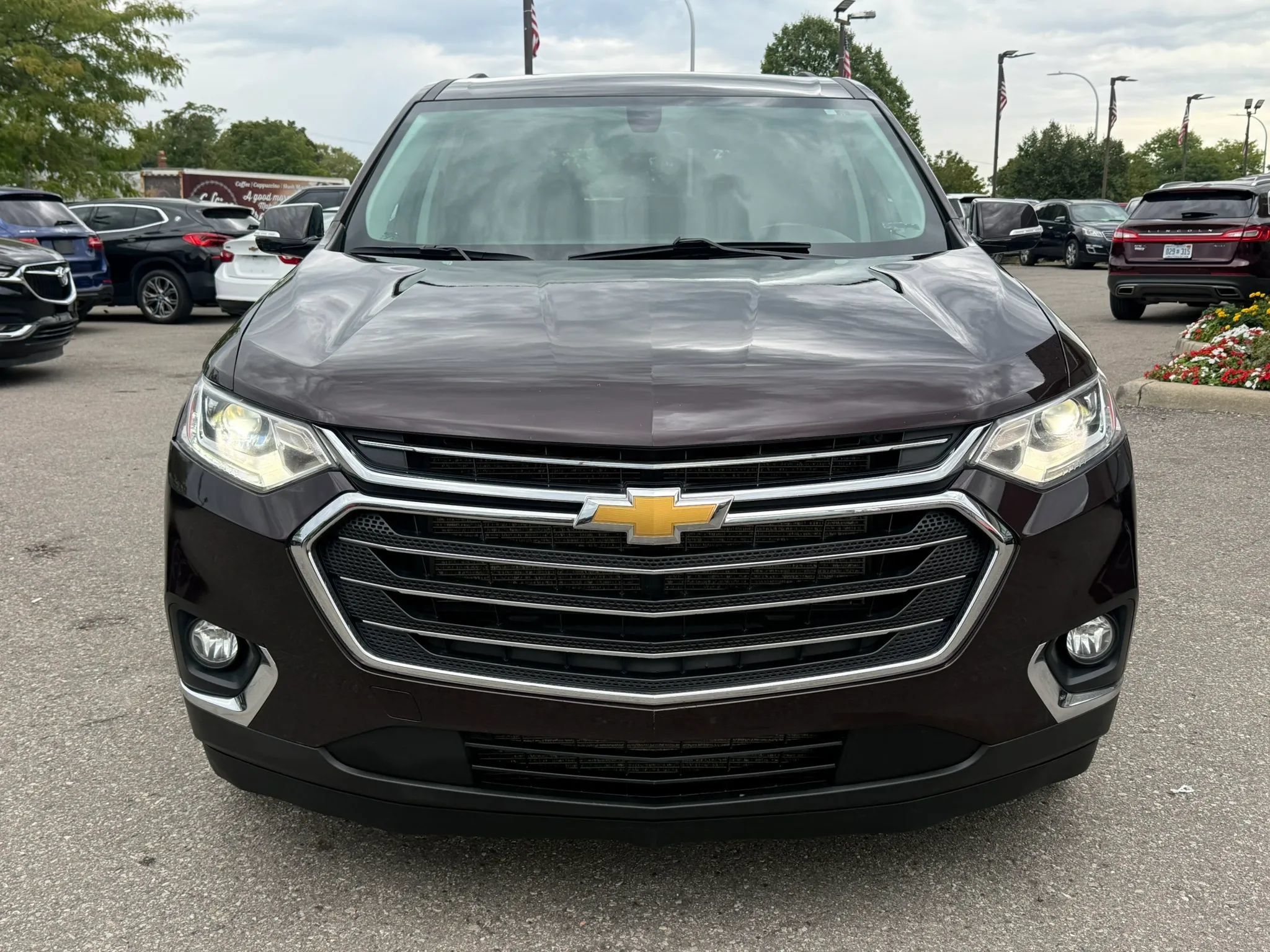 Used 2020 Chevrolet Traverse LT FWD image 2