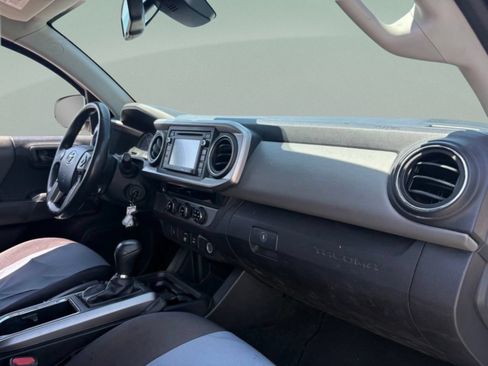 Used 2018 Toyota Tacoma SR5 RWD image 25