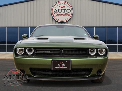 Used 2019 Dodge Challenger SXT image 2