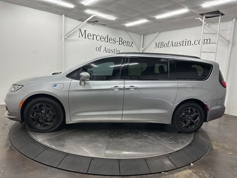 Used 2021 Chrysler Pacifica Limited w/ Uconnect Theater Family Group image 4