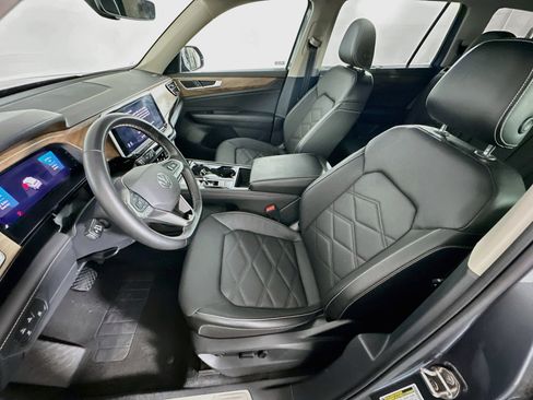 Used 2025 Volkswagen Atlas SE FWD image 13