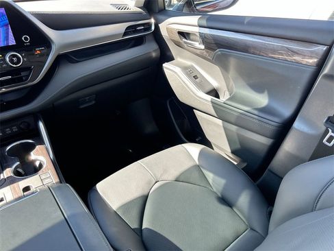 Used 2023 Toyota Highlander Limited image 23