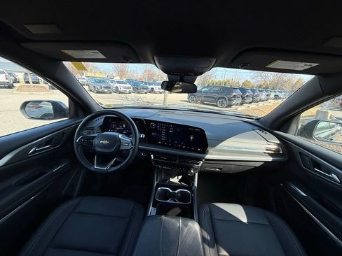 Used 2025 Chevrolet Traverse LT image 31