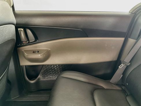 Used 2025 Kia Carnival FWD image 32
