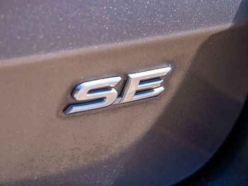 Used 2018 Toyota Sienna SE image 49