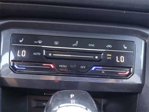 Used 2024 Volkswagen Tiguan SE w/ Panoramic Sunroof Package image 25