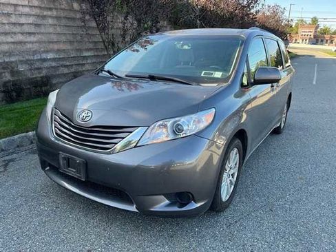 Used 2017 Toyota Sienna LE image 1
