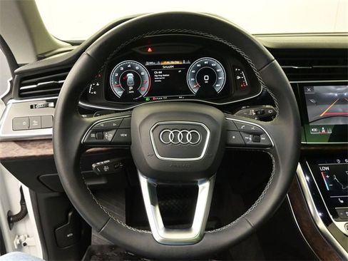 Used 2023 Audi Q8 Premium image 2