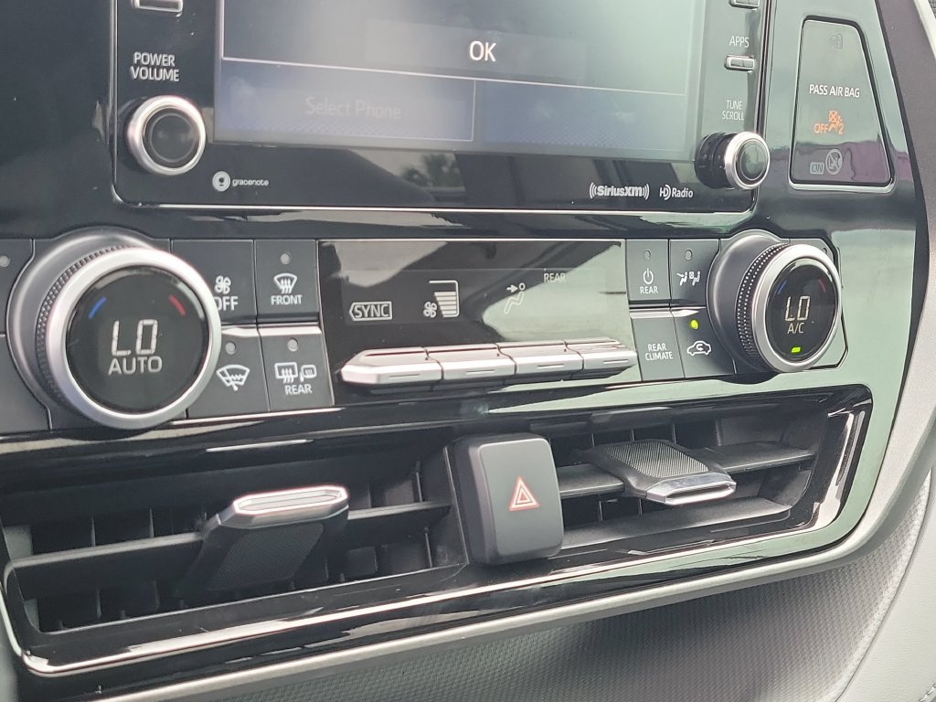 Used 2021 Toyota Highlander XLE FWD image 16