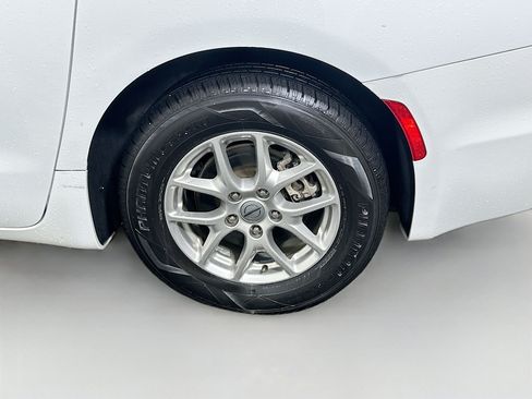 Used 2024 Chrysler Pacifica Touring-L FWD image 11