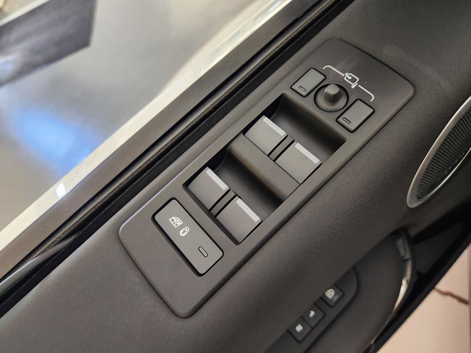 Used 2026 Land Rover Discovery S AWD/4WD image 21