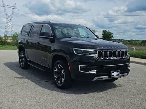 Used 2023 Jeep Wagoneer Series III w/ Preferred Equipment Group image 2