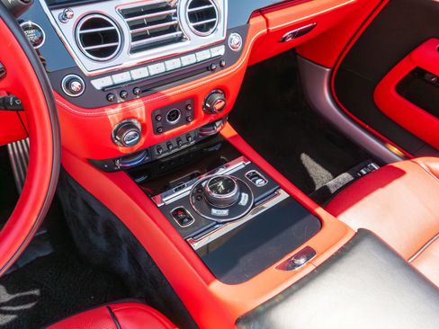 Used 2019 Rolls-Royce Dawn RWD image 78