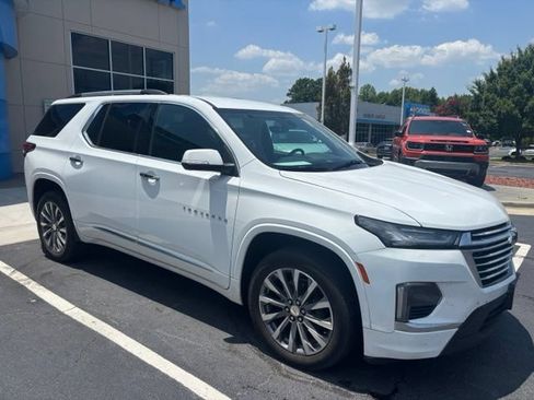 Used 2023 Chevrolet Traverse Premier FWD image 2