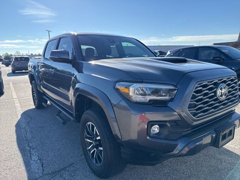 Used 2020 Toyota Tacoma TRD Sport image 3