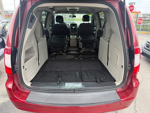 Used 2014 Chrysler Town & Country Touring FWD image 18