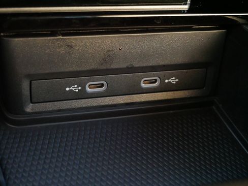 Certified 2025 Volkswagen Atlas Cross Sport SE w/ Panoramic Sunroof Package image 31