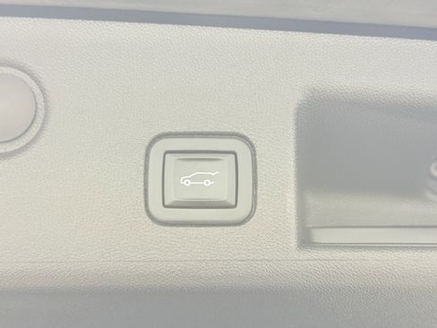 Used 2023 Chevrolet Equinox Premier image 10