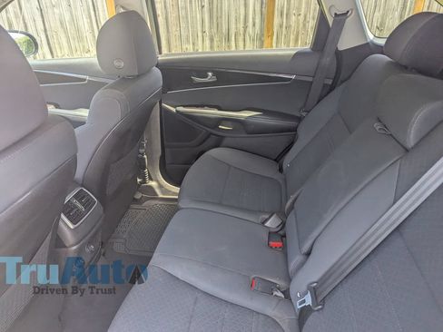 Used 2020 Kia Sorento LX FWD image 5
