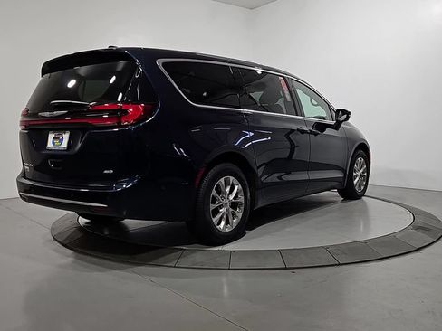 Used 2023 Chrysler Pacifica Touring-L AWD/4WD image 5