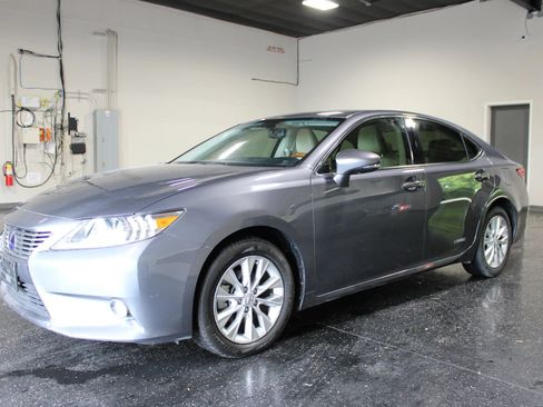 Used 2013 Lexus ES 300h w/ Luxury Pkg FWD image 6