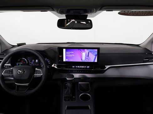 Used 2026 Toyota Sienna XLE FWD image 8