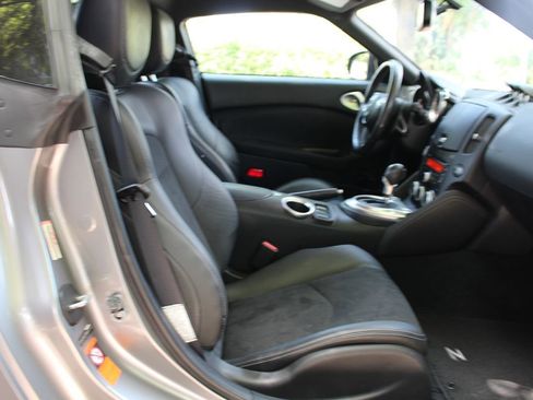 Used 2009 Nissan 370Z Touring RWD image 12