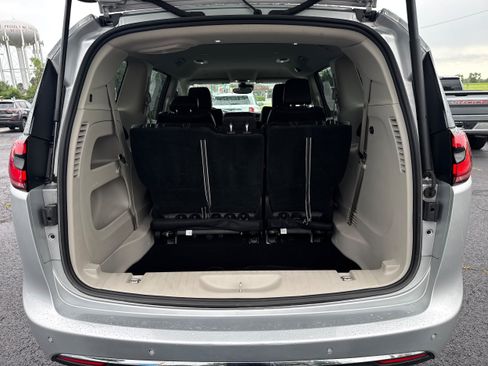 Used 2023 Chrysler Pacifica Touring-L FWD image 10