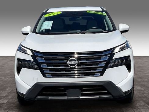 Used 2025 Nissan Rogue SV image 3