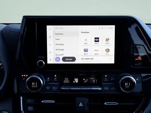 Used 2023 Toyota Highlander XLE image 28