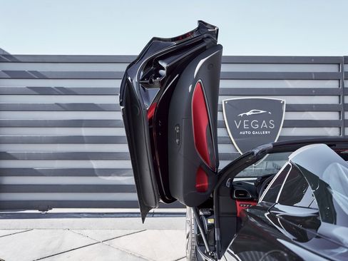 Used 2025 McLaren Artura Spider image 28