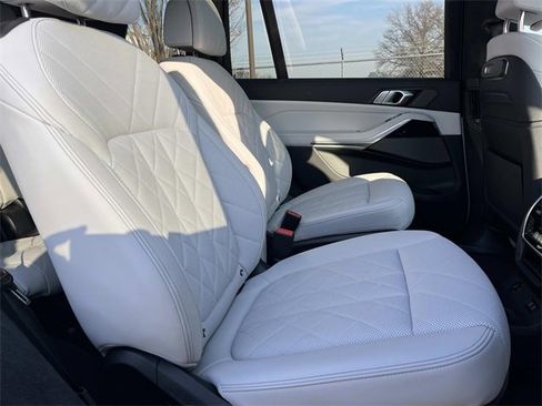 Used 2024 BMW X7 xDrive40i w/ Executive Package image 31