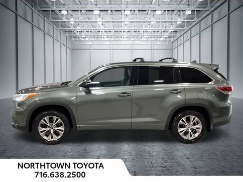 Used 2016 Toyota Highlander Plus AWD/4WD image 2