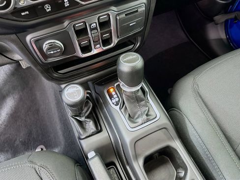 Used 2023 Jeep Gladiator Sport AWD/4WD image 16
