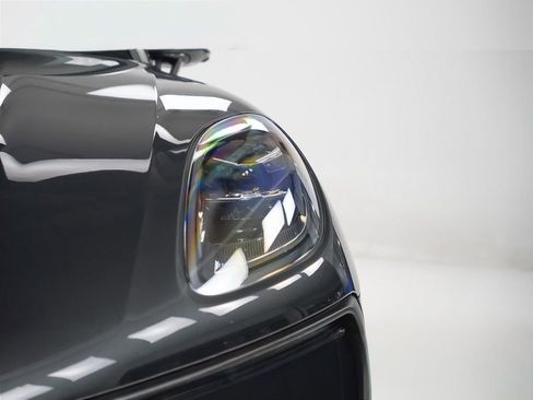 Certified 2025 Porsche Macan image 7