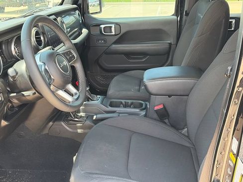 Used 2023 Jeep Gladiator Overland AWD/4WD image 18