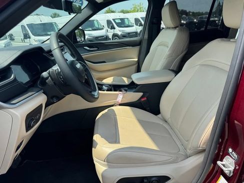 Used 2025 Jeep Grand Cherokee Limited w/ Luxury Tech Group II AWD/4WD image 22