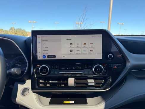 Used 2024 Toyota Highlander Limited image 17