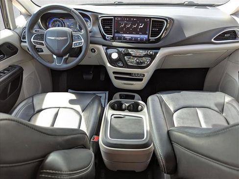 Used 2024 Chrysler Pacifica Touring-L image 16