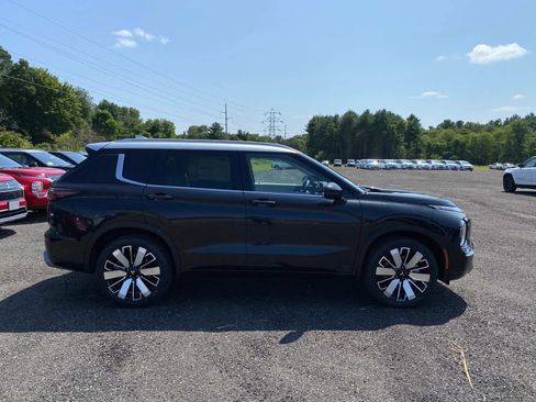 New 2025 Mitsubishi Outlander AWD image 2