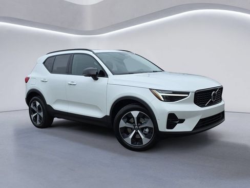 Used 2026 Volvo XC40 B5 Plus w/ Protection Package Premier AWD/4WD image 1